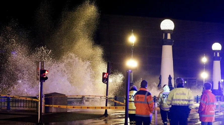 Una gran ola rompe esta madrugada contra el Paseo Nuevo de San Sebastián.EFE.