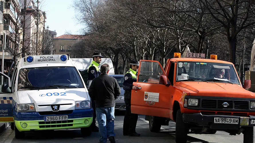 Una gr&uacute;a retira un veh&iacute;culo en Pamplona. ARCHIVO
