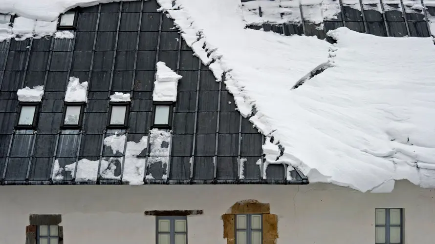 La nieve acumulada en los tejados de la Real Colegiata de Roncesvalles se desprende por el peso tras la nevada de la pasada noche. Debido a la progresiva bajada de la cota de nieve en la Comunidad Foral ha hecho que durante la noche y a lo largo del día de hoy se movilicen máquinas quitanieves de forma preventiva. EFE/VILLAR LÓPEZ