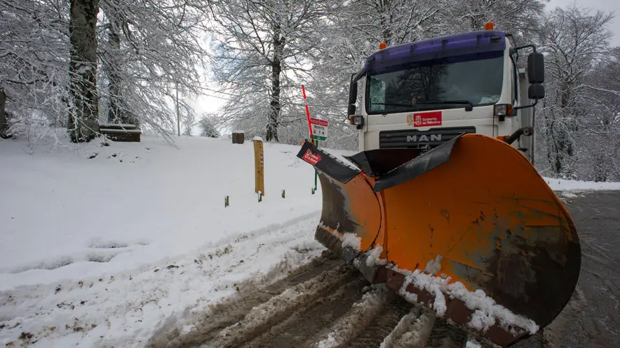 Una máquina quitanieves trabaja en el Alto de Mezquíriz (Navarra) donde el tráfico circula sin problemas pese a la progresiva bajada de la cota de nieve, que ha hecho que durante la noche se movilicen máquinas quitanieves de forma preventiva. EFE/VILLAR LÓPEZ