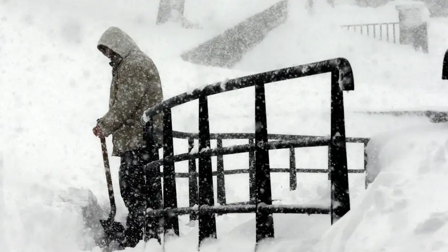 Una persona retira la nieve acumulada en el acceso al Santuario de San Miguel de Aralar (Navarra). EFE.