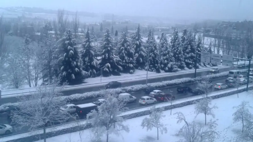 Entrada a Pamplona colpasada en la variante en Iturrama
