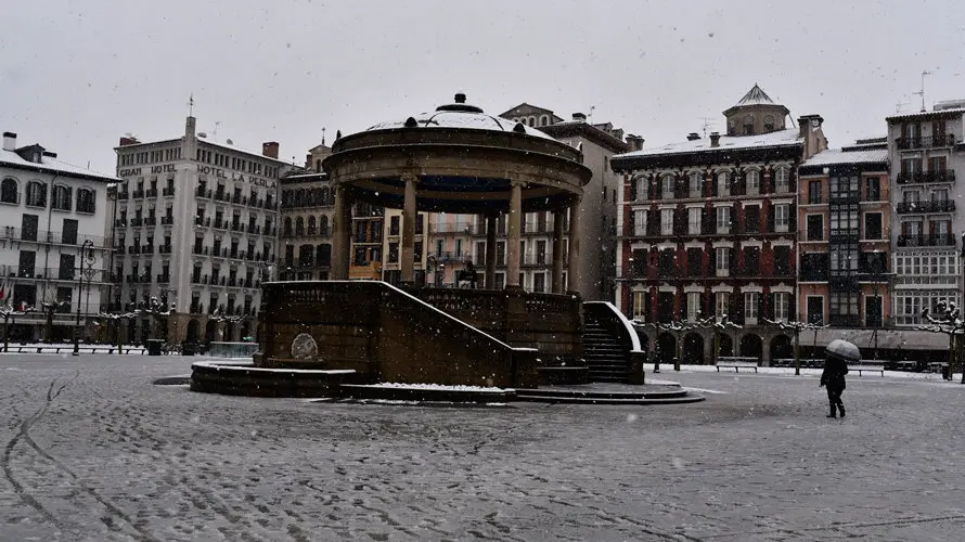 Las-calles-de-Pamplona-tras-una-noche-de-nieve.-PABLO-LASAOSA-(1)
