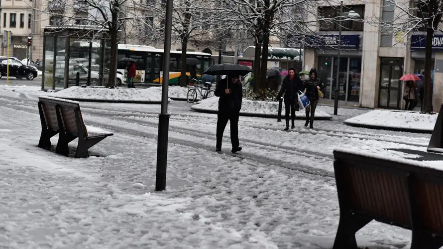 Las-calles-de-Pamplona-tras-una-noche-de-nieve.-PABLO-LASAOSA-(6)