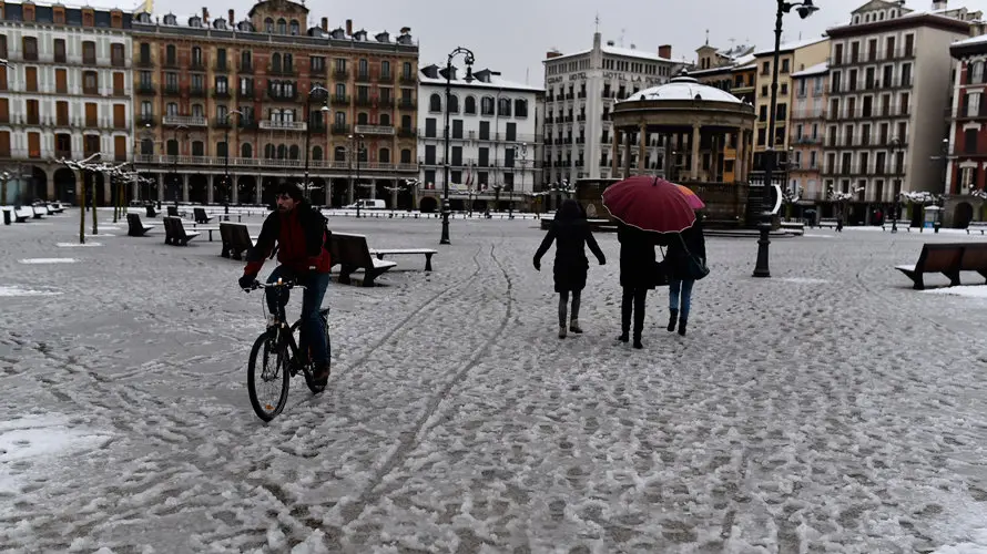 Las-calles-de-Pamplona-tras-una-noche-de-nieve.-PABLO-LASAOSA-(9)