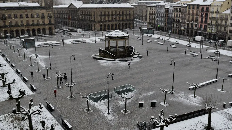 Las-calles-de-Pamplona-tras-una-noche-de-nieve.-PABLO-LASAOSA-(11)