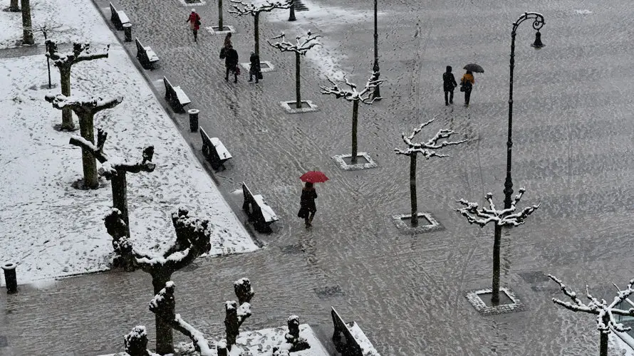 Las-calles-de-Pamplona-tras-una-noche-de-nieve.-PABLO-LASAOSA-(12)