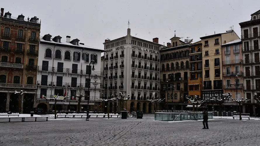 Las-calles-de-Pamplona-tras-una-noche-de-nieve.-PABLO-LASAOSA-(17)