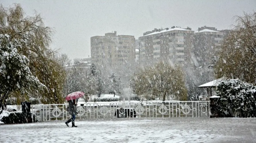 Una mujer caminando por el Parque Yamaguchi nevado. ESCALADA