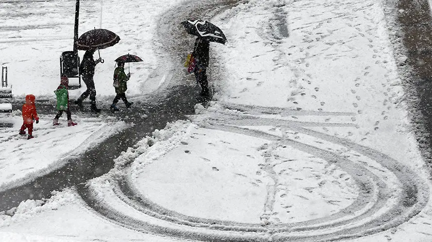 GRA042 UHARTE (NAVARRA), 10/03/2016.- Un grupo de niños accede a su centro escolar de la localidad de Uharte por un camino abierto entre la nieve acumulada tras la intensa nevada que ha caído durante esta noche en buena parte de Navarra. EFE/Jesús Diges