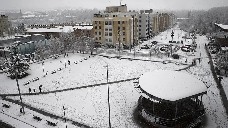 GRA040 UHARTE (NAVARRA), 10/03/2016.- Un grupo de niños accede a su centro escolar de la localidad de Uharte por un camino abierto entre la nieve acumulada tras la intensa nevada que ha caído durante esta noche en buena parte de Navarra. EFE/Jesús Diges