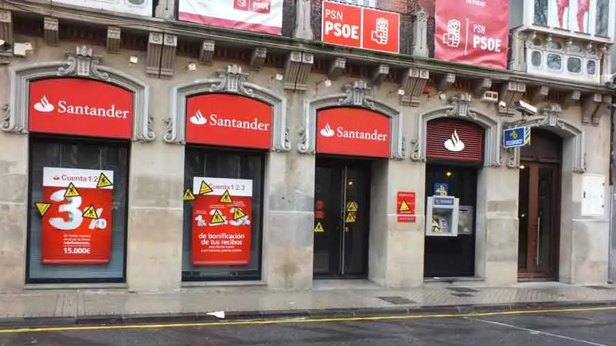 Desperfectos tras la manifestación de LAB en Pamplona. (1)