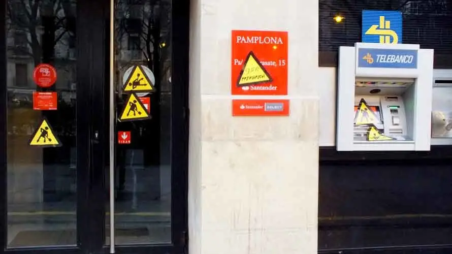 Desperfectos tras la manifestación de LAB en Pamplona. (3)