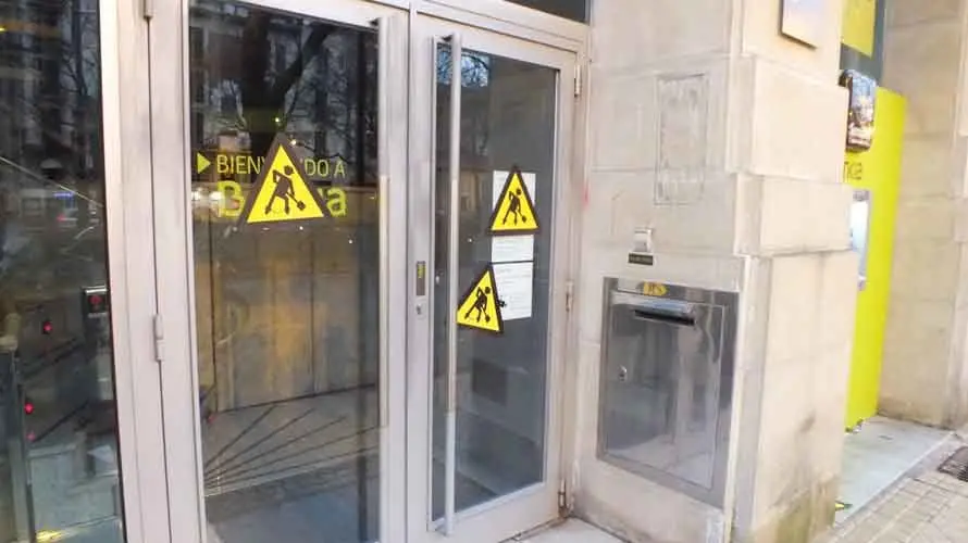 Desperfectos tras la manifestación de LAB en Pamplona. (4)