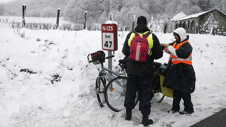 GRA301. ESPINAL (NAVARRA), 08/04/2016.- Dos peregrinos se preparan en Roncesvalles para iniciar el Camino de Santiago en una jornada donde el descenso de la cota de nieve hasta los 700 metros ha sido la nota meteorológica del día. La cota sube hasta los 900 metros a lo largo del día asi como las temperaturas. EFE/Jesús Diges
