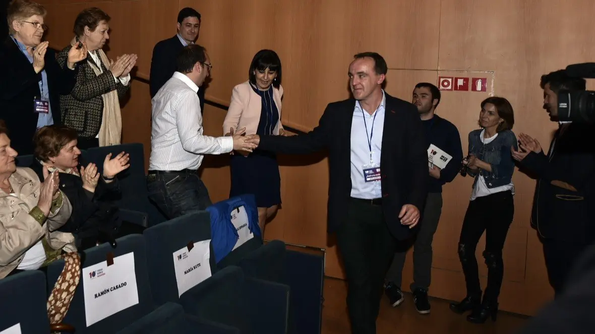 Javier Esparza llega al salón de Baluarte junto a Yolanda Ibáñez y Óscar Arizcuren.
