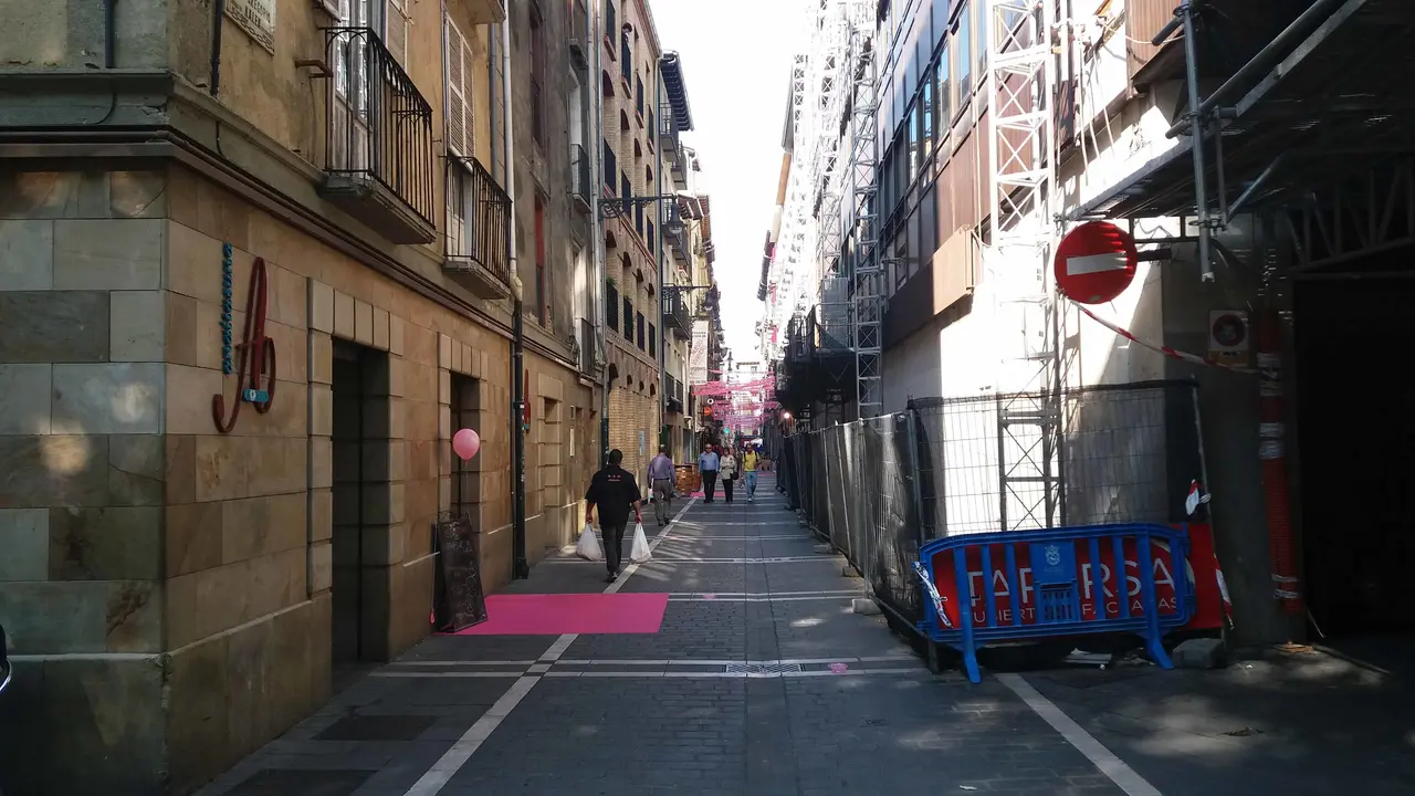 La tercera edición de La calle en rosa 'Fiesta del vino Rosado de Navarra' (1)
