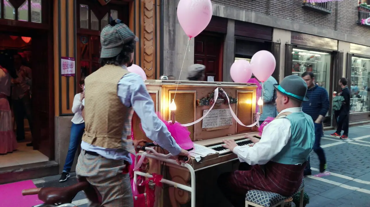 La tercera edición de La calle en rosa 'Fiesta del vino Rosado de Navarra' (9)