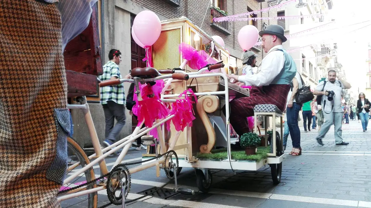 La tercera edición de La calle en rosa 'Fiesta del vino Rosado de Navarra' (10)