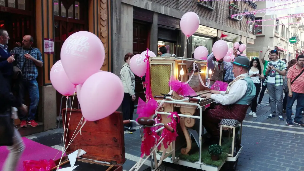 La tercera edición de La calle en rosa 'Fiesta del vino Rosado de Navarra' (11)