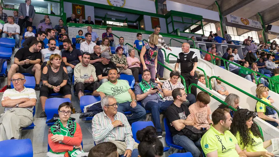 Imágenes de la grada del segundo partido de las semifinales de la Liga deFútbol Sala entre Magna Gurpea y FC Barcelona Lassa. (4). IÑIGO ALZUGARAY