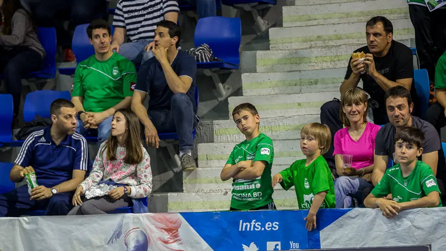 Imágenes de la grada del segundo partido de las semifinales de la Liga deFútbol Sala entre Magna Gurpea y FC Barcelona Lassa. (12). IÑIGO ALZUGARAY