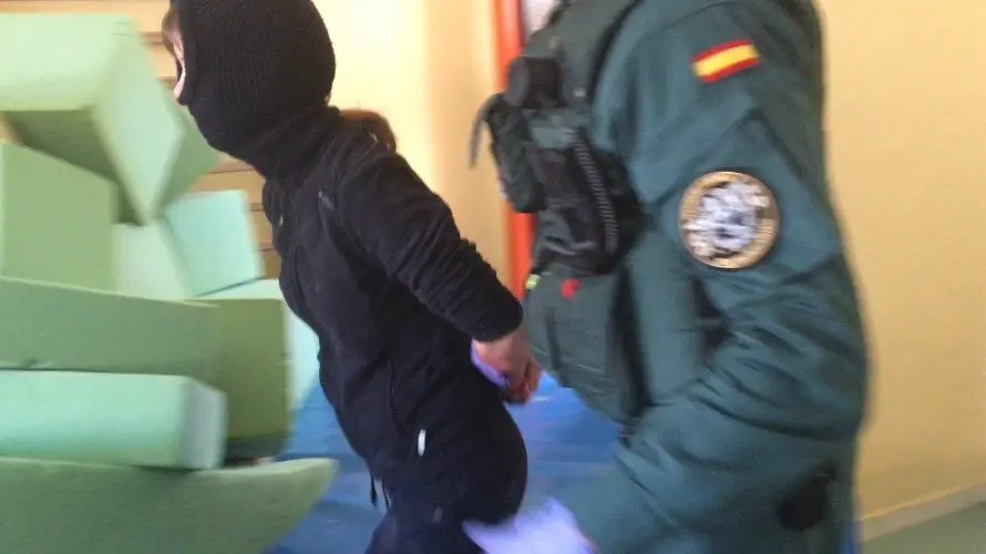 Detenida saliendo del colegio de Beriáin. NR