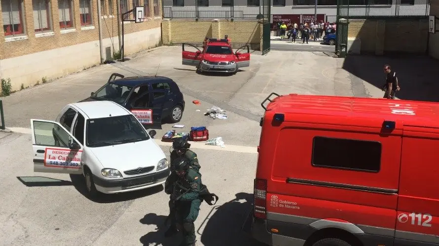 Imagen del accidente y la policía entrando en el colegio. NR