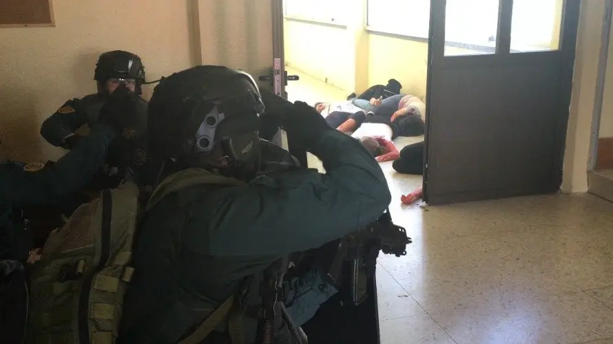 Las fuerzas especiales de la Policía Foral entran en el edificio. NR