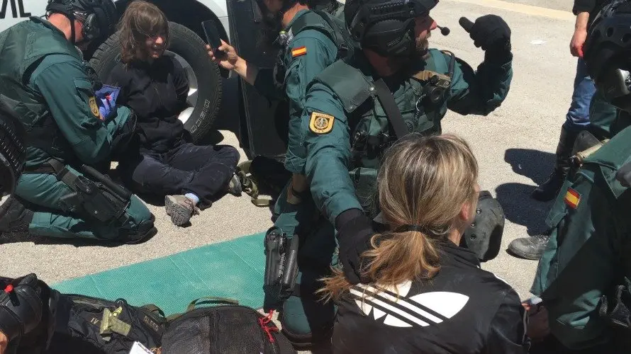 Las fuerzas especiales identificando a las terroristas detenidas. NR