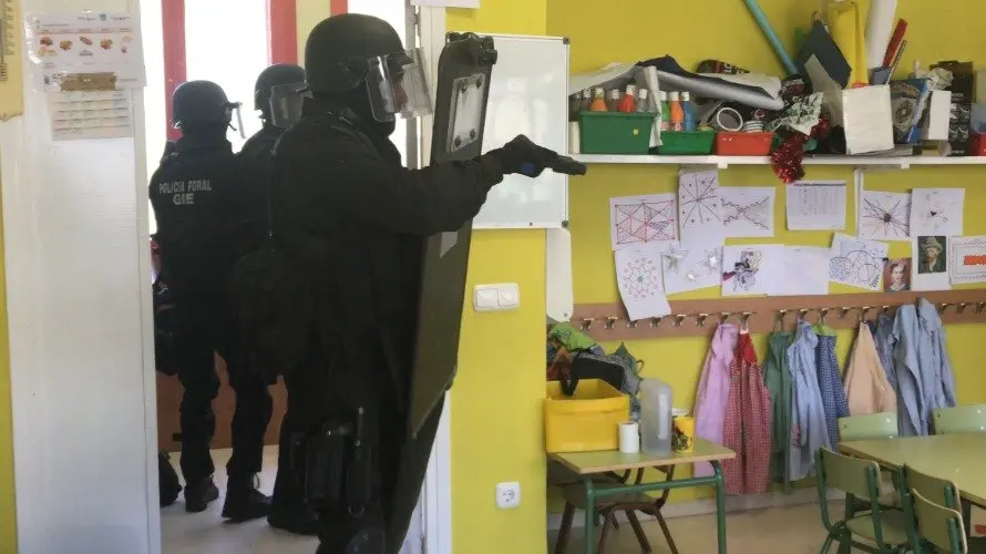 El Grupo de Intervenciones Especiales entra en un aula. NR