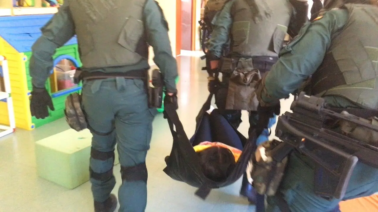 Las fuerzas especiales sacan a una herida por traumatismo craneoencefálico. NR