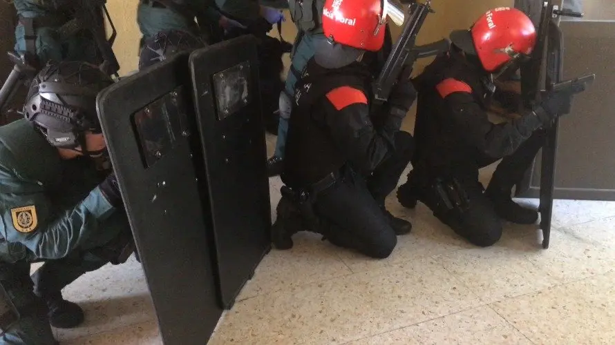 Policía Foral y fuerzas especiales se preparan para enfrentarse a un terrorista. NR