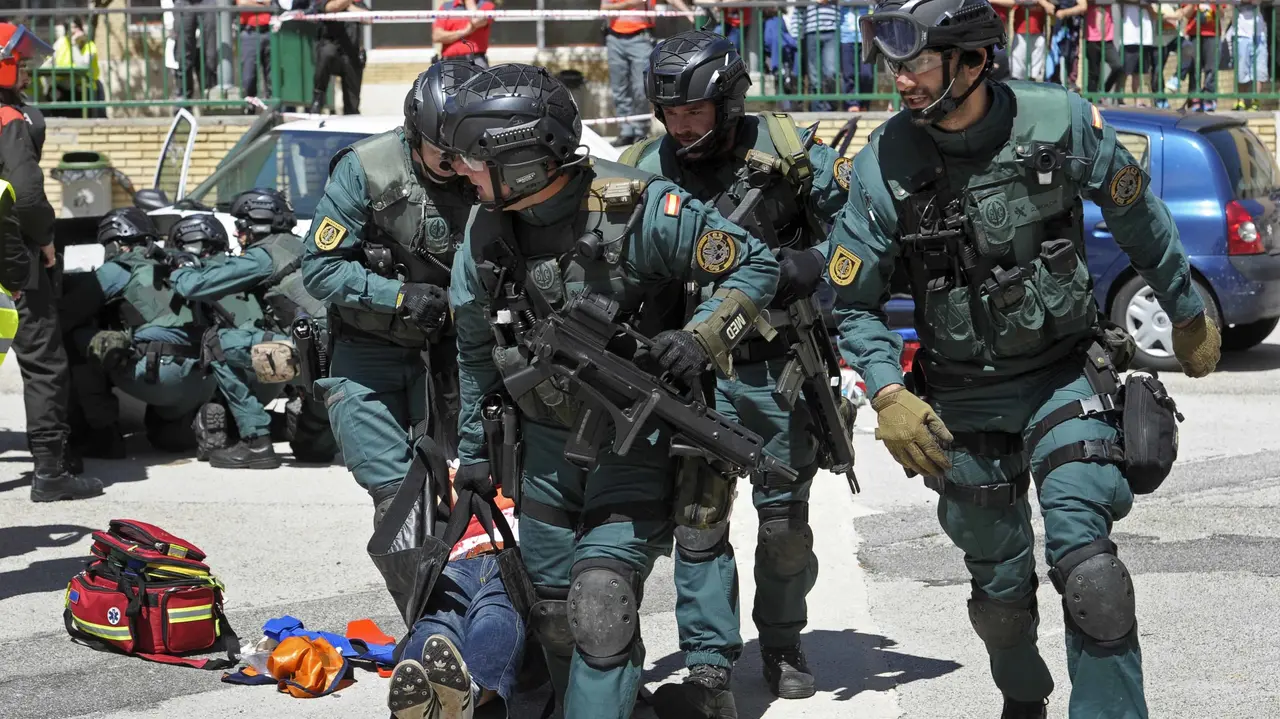 GRA156. PAMPLONA, 20/06/2016.- El Colegio Oficial de Enfermería de Navarra ha organizado hoy, como práctica final del curso de experto en Enfermería de Urgencias, un simulacro de atención sanitaria de urgencia, en el que han atendido a cerca de 40 heridos ficticios, ejercicio en el que han intervenido, además de alumnos sanitarios, Cruz Roja, DYA, Guardia Civil y Policía Foral. EFE/Villar López