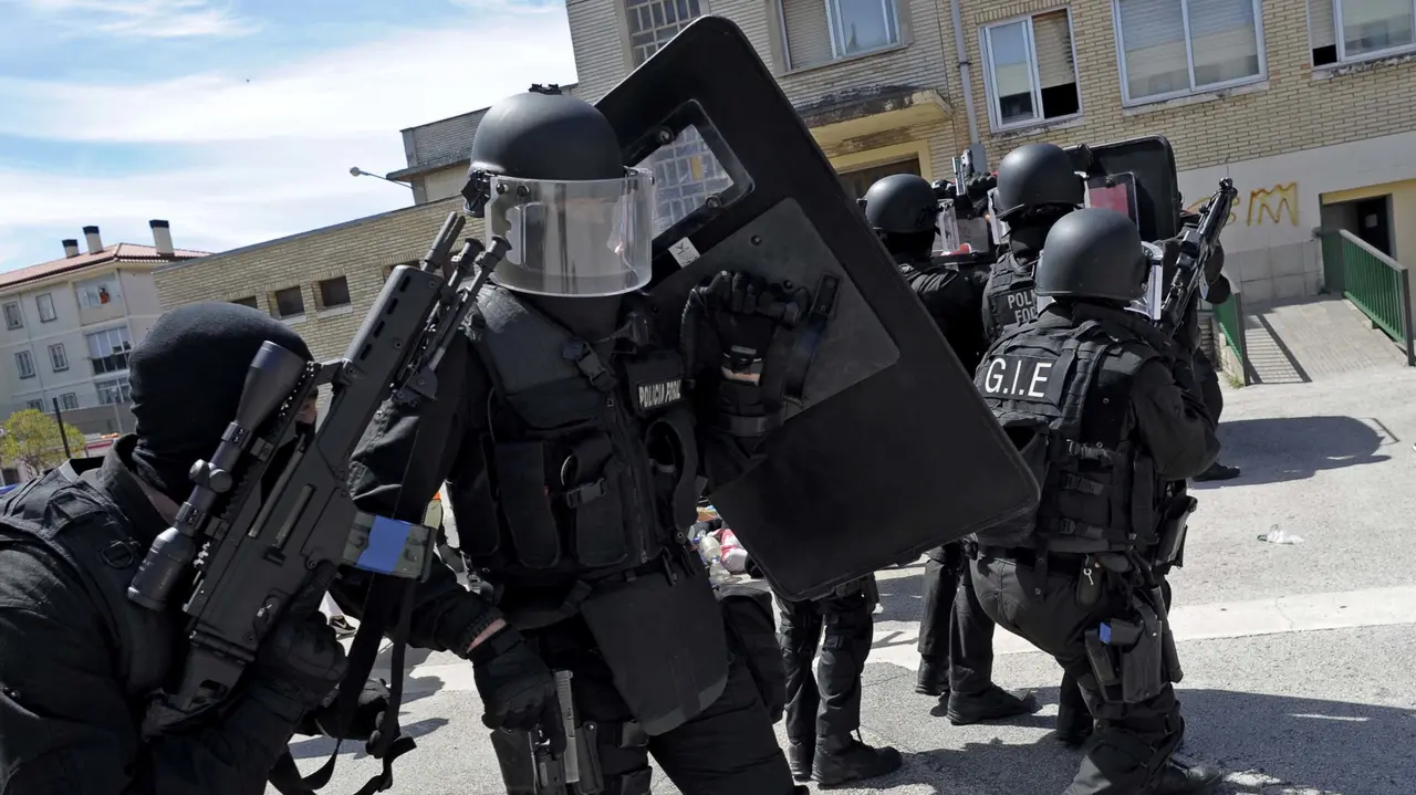 GRA158. PAMPLONA, 20/06/2016.- El Colegio Oficial de Enfermería de Navarra ha organizado hoy, como práctica final del curso de experto en Enfermería de Urgencias, un simulacro de atención sanitaria de urgencia, en el que han atendido a cerca de 40 heridos ficticios, ejercicio en el que han intervenido, además de alumnos sanitarios, Cruz Roja, DYA, Guardia Civil y Policía Foral. EFE/Villar López