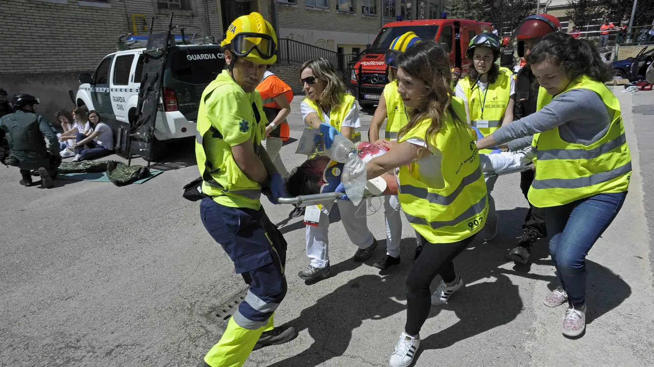 GRA157. PAMPLONA, 20/06/2016.- El Colegio Oficial de Enfermería de Navarra ha organizado hoy, como práctica final del curso de experto en Enfermería de Urgencias, un simulacro de atención sanitaria de urgencia, en el que han atendido a cerca de 40 heridos ficticios, ejercicio en el que han intervenido, además de alumnos sanitarios, Cruz Roja, DYA, Guardia Civil y Policía Foral. EFE/Villar López