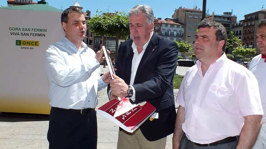 Jesús Buitrago, Delegado de la ONCE en Navarra, el alcalde de Pamplon, Ioseba Asirón y Valentin Fortún Presidente Territorial de la ONCE. S. REDíN (4)