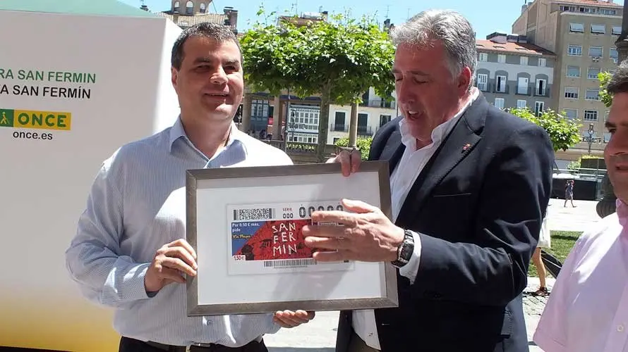 Jesús Buitrago, Delegado de la ONCE en Navarra, el alcalde de Pamplon, Ioseba Asirón y Valentin Fortún Presidente Territorial de la ONCE. S. REDíN (5)