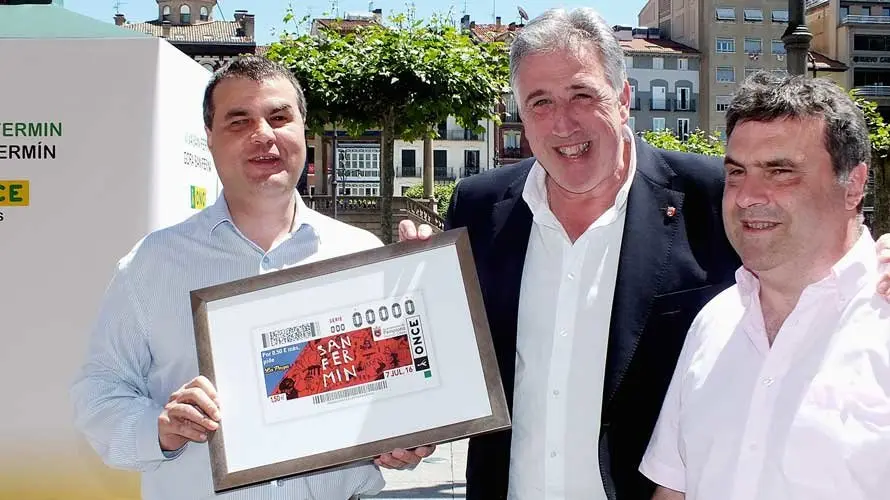 Jesús Buitrago, Delegado de la ONCE en Navarra, el alcalde de Pamplon, Ioseba Asirón y Valentin Fortún Presidente Territorial de la ONCE. S. REDíN (6)