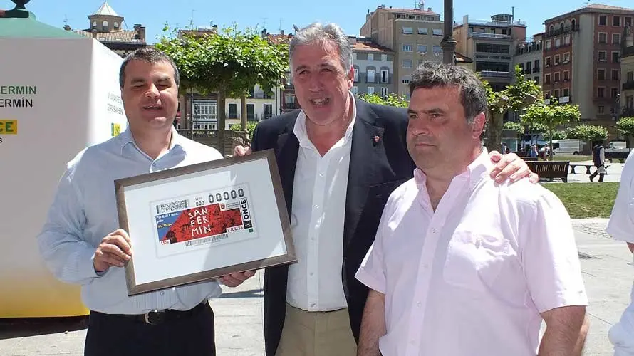 Jesús Buitrago, Delegado de la ONCE en Navarra, el alcalde de Pamplon, Ioseba Asirón y Valentin Fortún Presidente Territorial de la ONCE. S. REDíN (7)