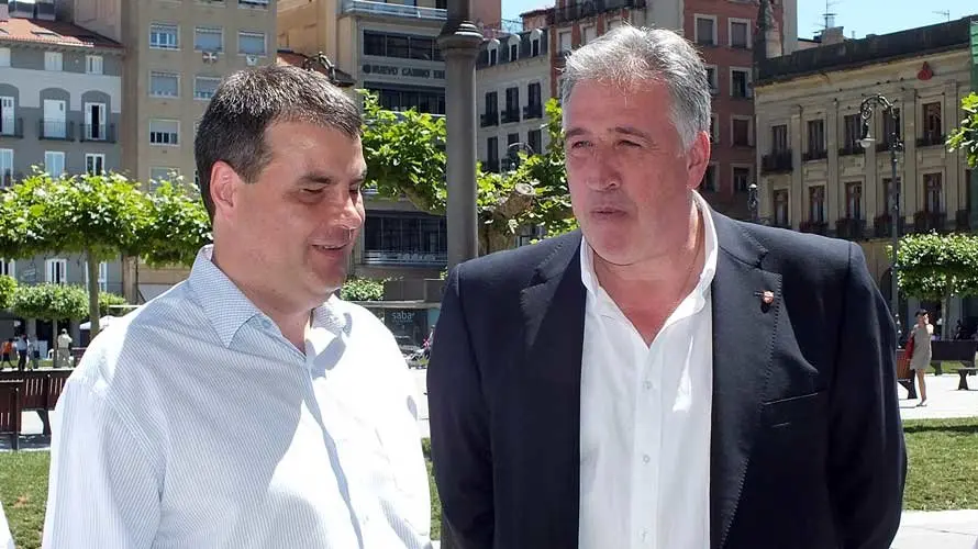 Jesús Buitrago, Delegado de la ONCE en Navarra, el alcalde de Pamplon, Ioseba Asirón y Valentin Fortún Presidente Territorial de la ONCE. S. REDíN (8)