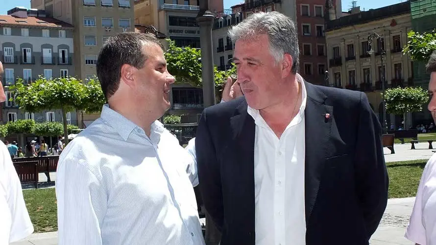 Jesús Buitrago, Delegado de la ONCE en Navarra, el alcalde de Pamplon, Ioseba Asirón y Valentin Fortún Presidente Territorial de la ONCE. S. REDíN (10)