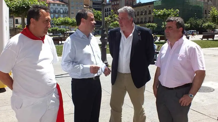 Jesús Buitrago, Delegado de la ONCE en Navarra, el alcalde de Pamplon, Ioseba Asirón y Valentin Fortún Presidente Territorial de la ONCE. S. REDíN (11)