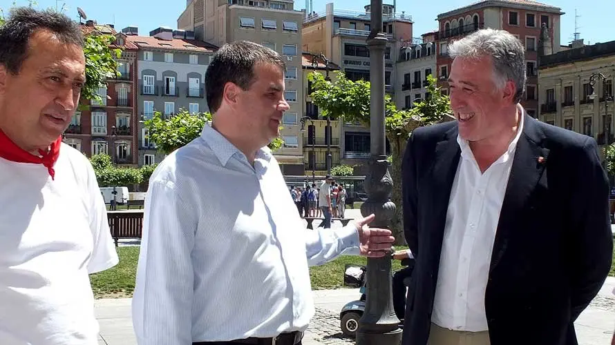 Jesús Buitrago, Delegado de la ONCE en Navarra, el alcalde de Pamplon, Ioseba Asirón y Valentin Fortún Presidente Territorial de la ONCE. S. REDíN (12)