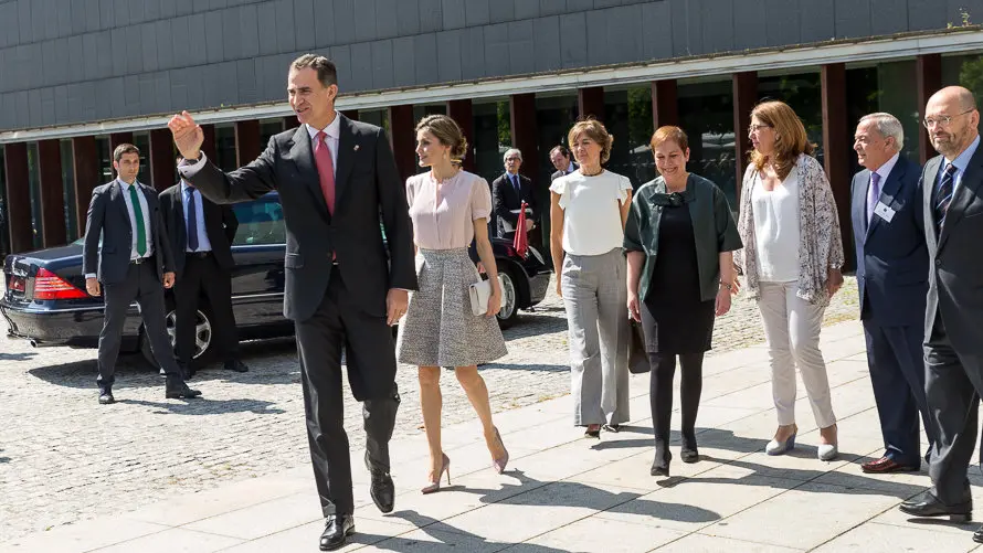 El Rey Felipe VI y Doña Letizia inauguran el IV Congreso Internacional de Arquitectura que se celebra en Baluarte acompañados por la presidenta de Navarra, Uxue Barkos y otra (5)