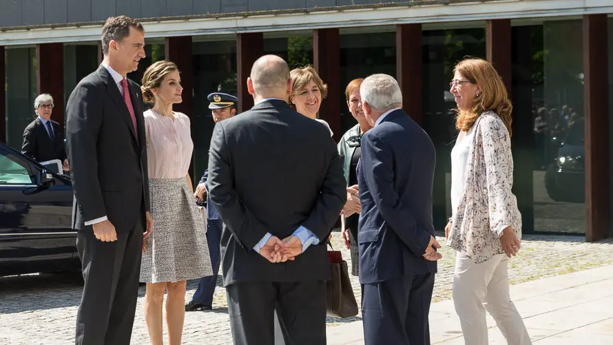 El Rey Felipe VI y Doña Letizia inauguran el IV Congreso Internacional de Arquitectura que se celebra en Baluarte acompañados por la presidenta de Navarra, Uxue Barkos y otra (7)