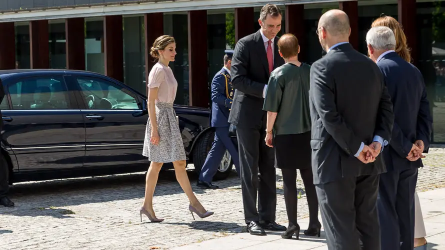 El Rey Felipe VI y Doña Letizia inauguran el IV Congreso Internacional de Arquitectura que se celebra en Baluarte acompañados por la presidenta de Navarra, Uxue Barkos y otra (8)