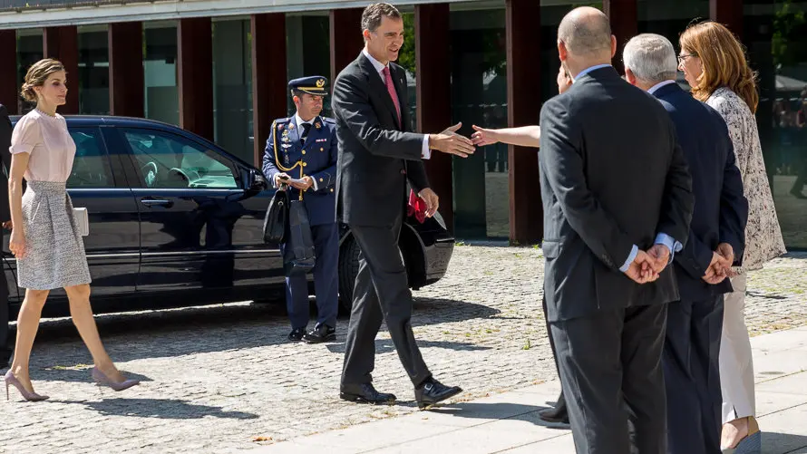 El Rey Felipe VI y Doña Letizia inauguran el IV Congreso Internacional de Arquitectura que se celebra en Baluarte acompañados por la presidenta de Navarra, Uxue Barkos y otra (11)