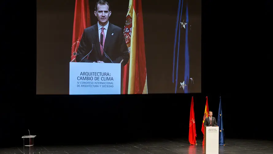 El Rey Felipe VI y Doña Letizia inauguran el IV Congreso Internacional de Arquitectura que se celebra en Baluarte acompañados por la presidenta de Navarra, Uxue Barkos y otra (20)