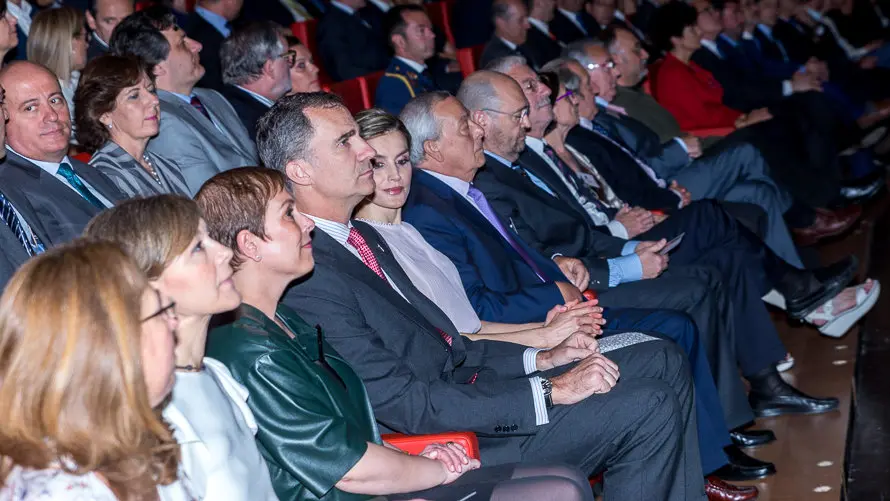 El Rey Felipe VI y Doña Letizia inauguran el IV Congreso Internacional de Arquitectura que se celebra en Baluarte acompañados por la presidenta de Navarra, Uxue Barkos y otra (22)